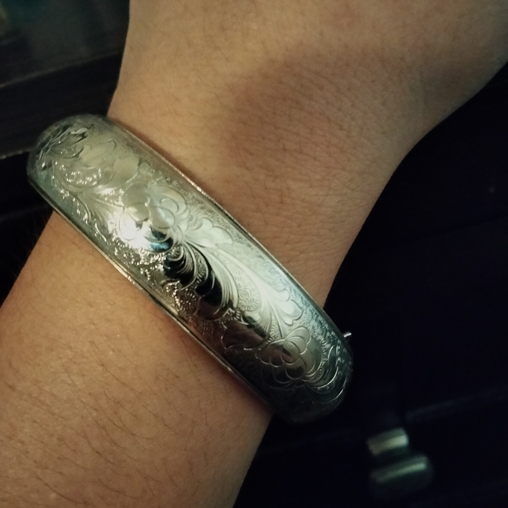 Bangle bracelet